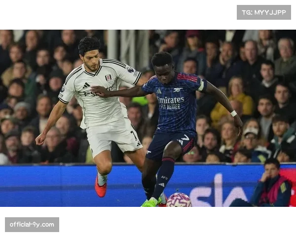 比赛瞬间：萨卡主罚角球前，与队友针对落点进行紧急交流。