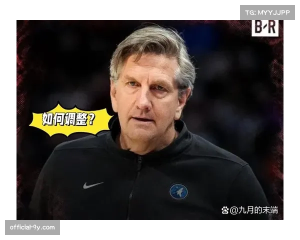 VAR长时间介入检查疑似点球，期间双方球员均聚集在客队教练席前聆听防守调整指示